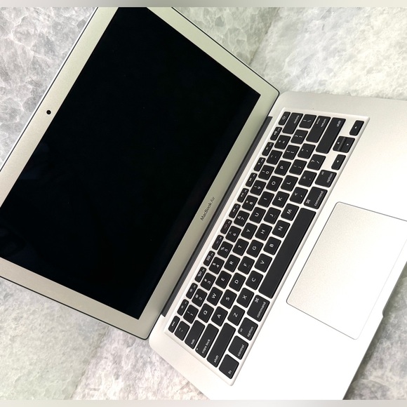 Apple MackBook Air A1466 13.3 inch Laptop Silver with Brand New Charger